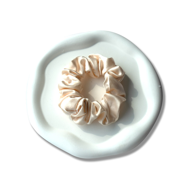 Гладкие и качественные увлажняющие шелковые кольца для волос.