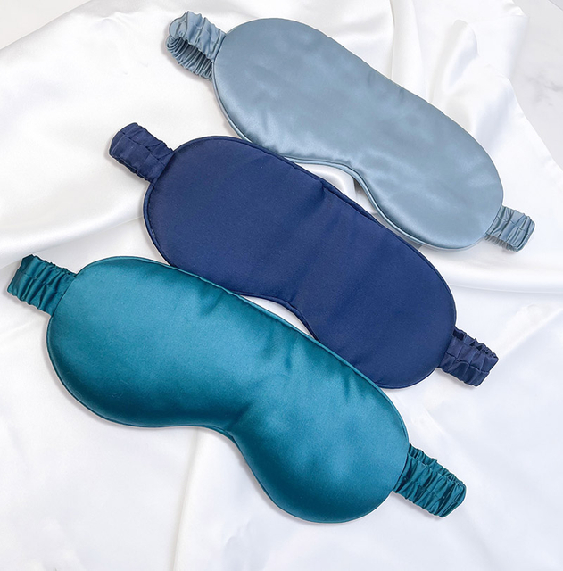 Удобная и регулируемая затемняющая маска для сна для сна.