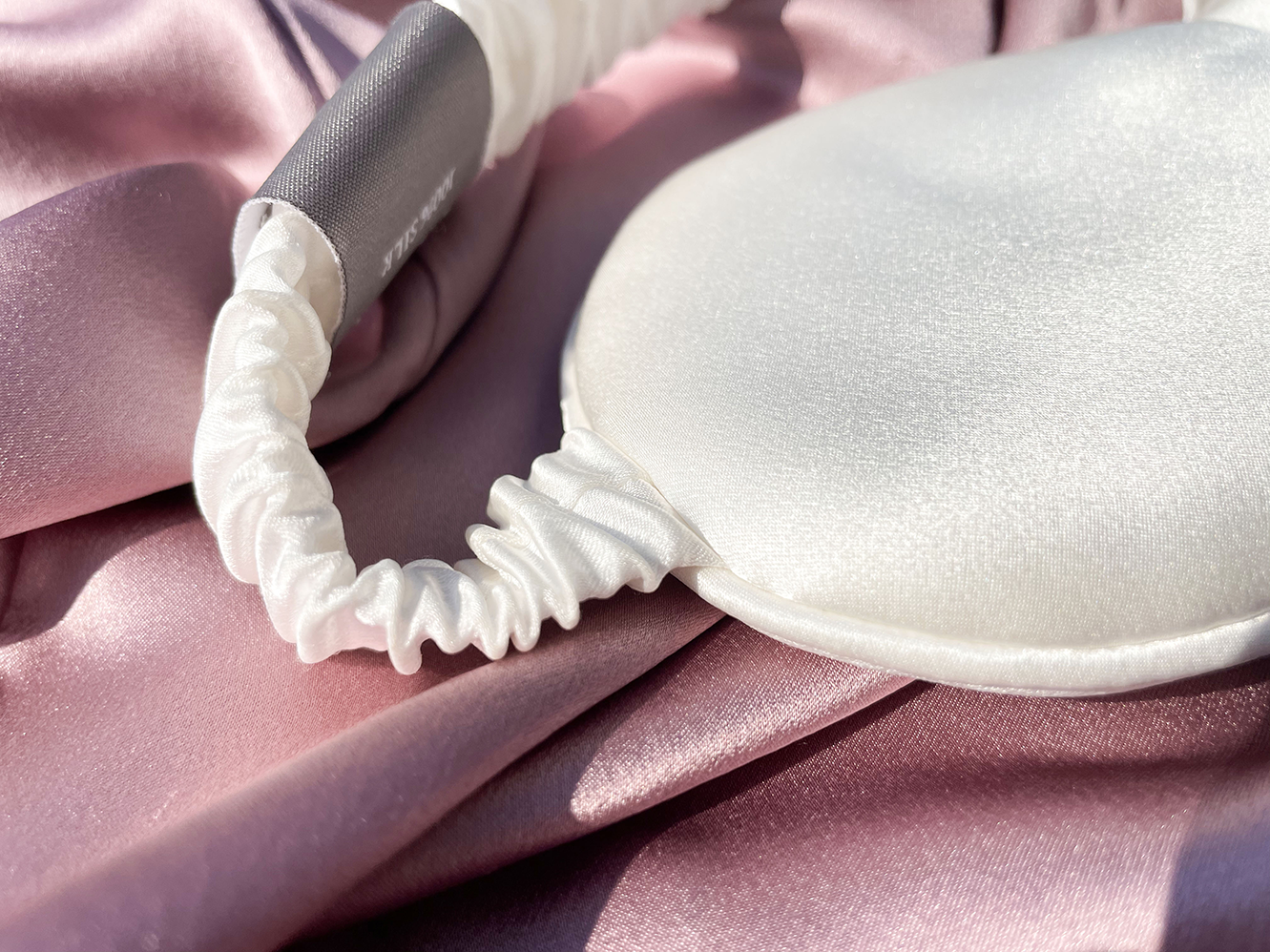 Как вымыть шелковую маску глаз?